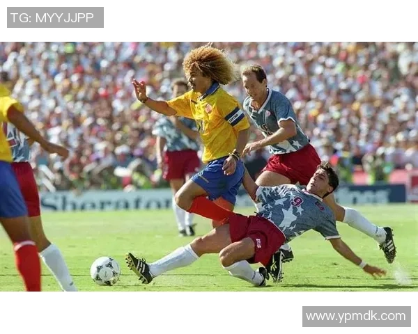 当普通人因巧合被误认为知名足球球星而引发一连串有趣故事