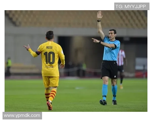 足球明星因伤离场瞬间生动记录 展现竞技场上痛与坚持的真实面貌