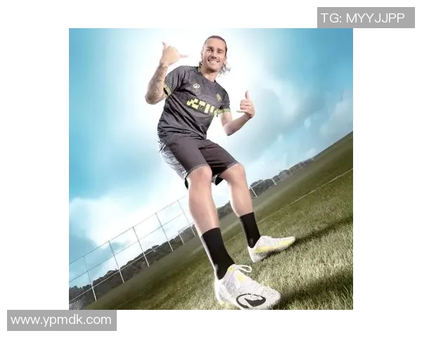 足球明星戴发卡展现独特风格引领潮流成新亮点深受球迷追捧