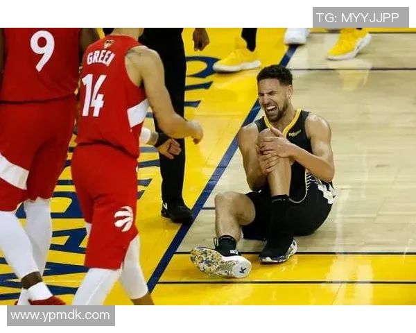 足球球星膝关节X光片解析：揭秘运动员膝部健康与伤病防护秘密